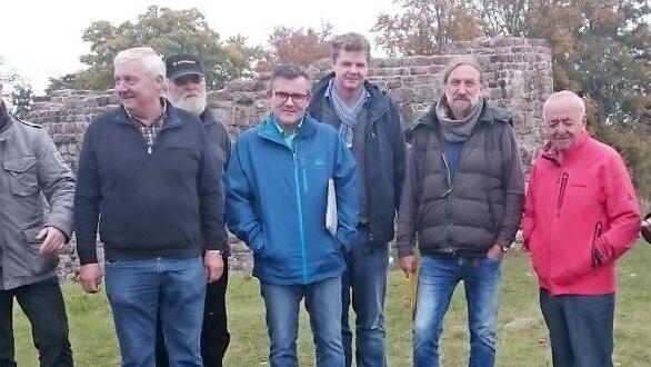 Ortstermin auf der Osterburg: Es geht weiter! Der Palas wird zum Teil freigelegt. Das Bild zeigt von links: Dipl. Ing. Christian Schmitt, Bürgermeister Georg Seiffert, Vorsitzender Bruno Werner, Wolfgang Schön, Olaf Sippach, Dr. Büttner, Dr. Zeune, Hans Schrenk, Hermann Ziegler, Thomas Starke.  Foto: Marion Eckert