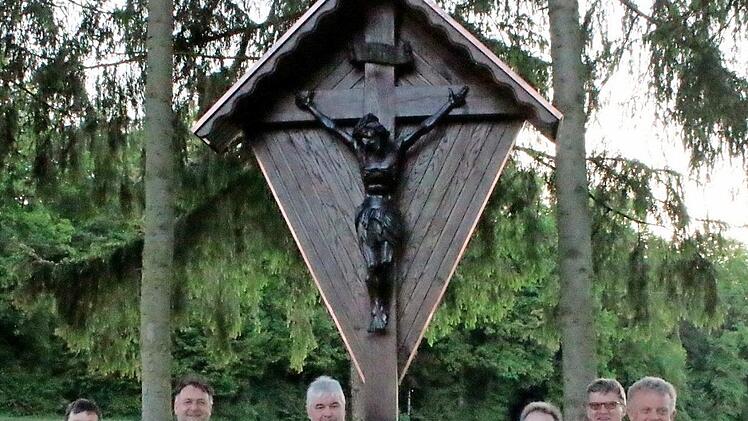 Helmut Fiedler, Diakon Herbert Mayer, Dritter B&uuml;rgermeister Manfred Hofmann, Vorsitzender G&uuml;nter Seidel, Ottmar Vonbrunn, Gerhard Eber, Maria G&uuml;nter, Pater Kosmar, Karl-Heinz Mohrand und Gerhard K&ouml;gel (von links) vor dem restaurierten Kreuz Foto: Roland Dietz