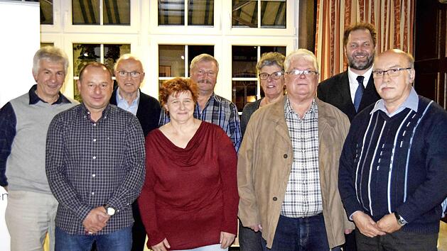 Die Gehrten (von links): Erwin Mayer, Lothar Eber, Seniorenbeauftragter Roland Starke, Isolde Florath, Wolfgang Voll, Ulrike und Rainer Pühlhorn, Bezirkssekretär Sascha Spörl, Bernd Konradi  Foto: Andreas Welz