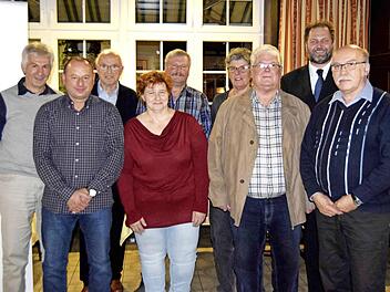 Die Gehrten (von links): Erwin Mayer, Lothar Eber, Seniorenbeauftragter Roland Starke, Isolde Florath, Wolfgang Voll, Ulrike und Rainer Pühlhorn, Bezirkssekretär Sascha Spörl, Bernd Konradi  Foto: Andreas Welz
