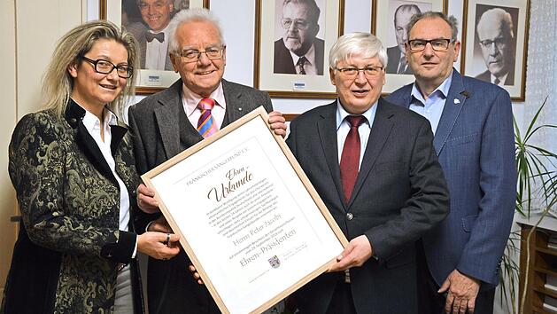 Kerstin Hamberg, Friedhelm Brusniak und Peter M&auml;rkel &uuml;berreichen Peter Jacobi (Zweiter von links) die Ernennungsurkunde.  Foto: Erich Hiltl