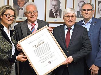 Kerstin Hamberg, Friedhelm Brusniak und Peter M&auml;rkel &uuml;berreichen Peter Jacobi (Zweiter von links) die Ernennungsurkunde.  Foto: Erich Hiltl