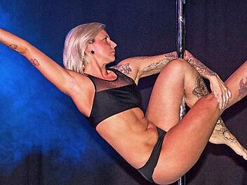 Der Pole-Dance ist eine sportliche Herausforderung für die Tänzerinnen.  Fotos: Klaus Gagel