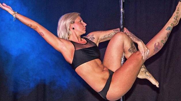Der Pole-Dance ist eine sportliche Herausforderung für die Tänzerinnen.  Fotos: Klaus Gagel