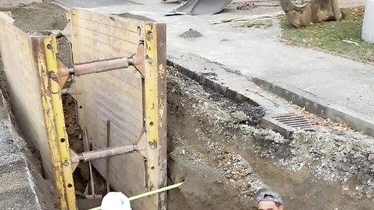In der Eltingshäuser Straße wird wieder gebaut.  Foto: Michael Schmitt