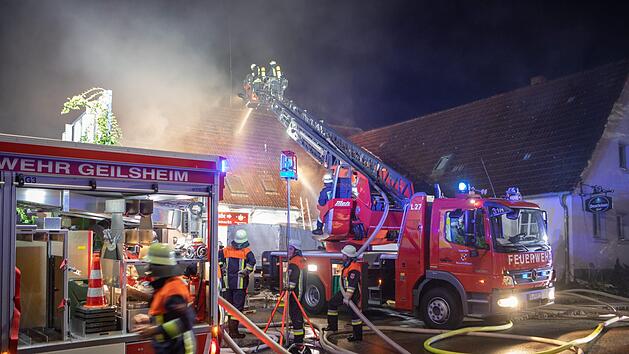 Bei einem Feuer am Montagabend im Kreis Ansbach waren hunderte Feuerwehrmänner im Einsatz.  Foto: Goppelt/News5