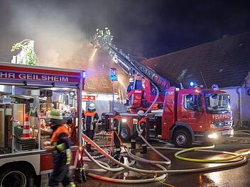 Bei einem Feuer am Montagabend im Kreis Ansbach waren hunderte Feuerwehrmänner im Einsatz.  Foto: Goppelt/News5