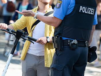 Vor allem E-Scooter-Fahrer fielen laut Nürnberger Polizei im Straßenverkehr negativ auf. Symbolfoto: Lennart Stock/dpa