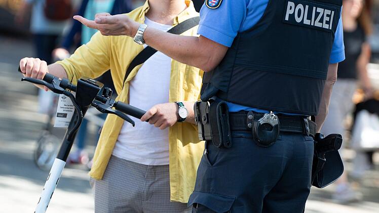Vor allem E-Scooter-Fahrer fielen laut Nürnberger Polizei im Straßenverkehr negativ auf. Symbolfoto: Lennart Stock/dpa