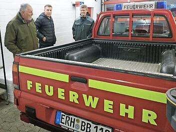 Ulrich G&uuml;nther (CSU, von links), stellvertretender Kommandant Marcus Dangel und Gerd Stingl CSU) mit dem Pick-up, der ein neues Zuhause finden soll Foto: Britta Schnake