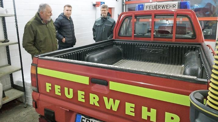 Ulrich G&uuml;nther (CSU, von links), stellvertretender Kommandant Marcus Dangel und Gerd Stingl CSU) mit dem Pick-up, der ein neues Zuhause finden soll Foto: Britta Schnake