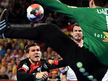 Mit aller Gewalt versuchte Ex-Nationalspieler Erik Schmidt (links) den Ball bei der Europameisterschaft 2016 in Polen ins Tor der Dänen zu bekommen. Der ehemalige Kreisläufer der Berliner Füchse und zuletzt beim SC Magdeburg unter Vertrag stehende 2,04-Meter-Mann wird in diversen Handball-Foren in sozialen Netzwerken als möglicher Neuzugang beim HSC 2000 Coburg gehandelt.  Foto: Skarzynski, afp