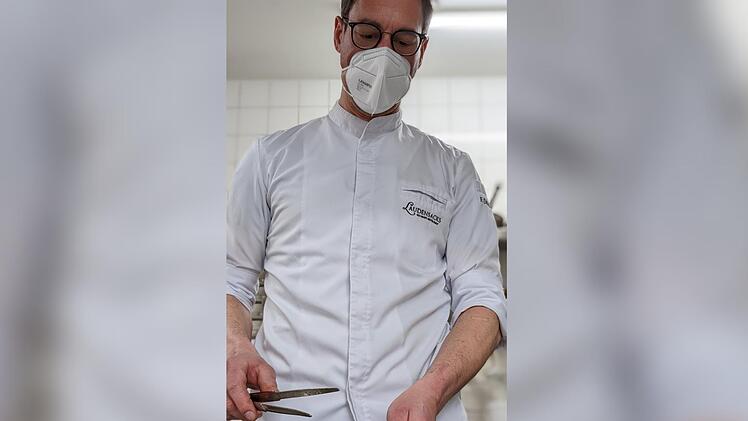Sternekoch Frederik Desch am Braten.