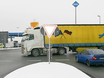 Die  gefährliche Kreuzung  an der Aral-Tankstelle bei Unterbrücklein soll     2010   durch eine Ampelanlage entschärft werden.     Foto: Alexander Hartmann