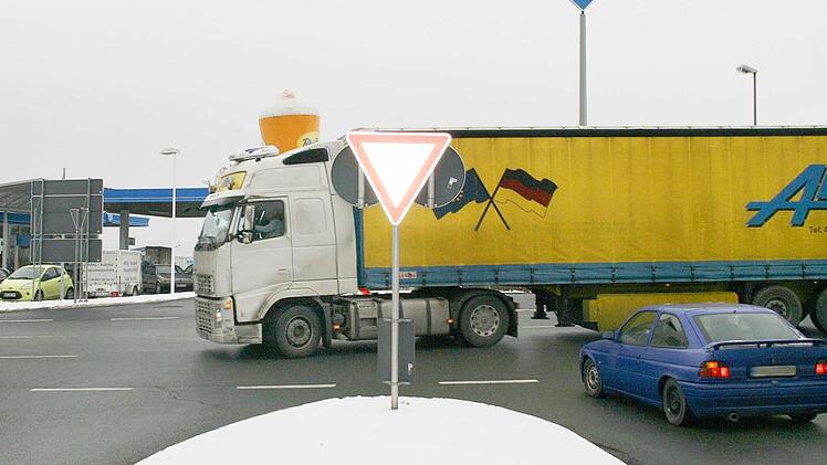Die  gefährliche Kreuzung  an der Aral-Tankstelle bei Unterbrücklein soll     2010   durch eine Ampelanlage entschärft werden.     Foto: Alexander Hartmann