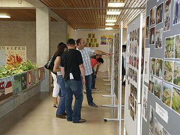 Bei der Sanierung des Schulhauses in Untersteinbach wird im Obergeschoss der hintere Trakt abgetrennt und vorerst stillgelegt. Beim Schuljubiläum im Sommer 2012 war hier die Ausstellung aufgebaut (unser Bild). Anstelle der Brüstung (links) wird künftig eine Mauer den ganzen Trakt vom restlichen Schulgebäude trennen. Fast drei Millionen Euro fließen in die Sanierung und den Umbau des Gebäudes. Foto: sw