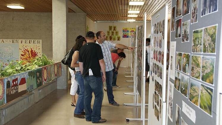 Bei der Sanierung des Schulhauses in Untersteinbach wird im Obergeschoss der hintere Trakt abgetrennt und vorerst stillgelegt. Beim Schuljubiläum im Sommer 2012 war hier die Ausstellung aufgebaut (unser Bild). Anstelle der Brüstung (links) wird künftig eine Mauer den ganzen Trakt vom restlichen Schulgebäude trennen. Fast drei Millionen Euro fließen in die Sanierung und den Umbau des Gebäudes. Foto: sw