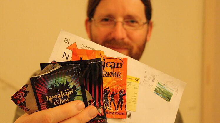 Bunte Tütchen und scheinbar harmloser Umschlag als Verpackung: Christian Fenn zeigt Legal Highs. Foto: Ralf Ruppert