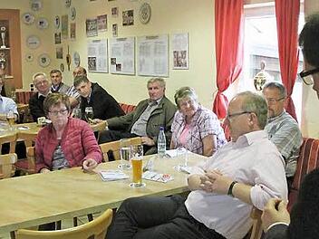 BR-Redaktionsleiter Alexander Müller (rechts) stellte sich beim Leser-Stammtisch in Neuenmarkt der Diskussion. Foto: Jürgen Gärtner