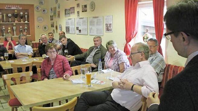 BR-Redaktionsleiter Alexander Müller (rechts) stellte sich beim Leser-Stammtisch in Neuenmarkt der Diskussion. Foto: Jürgen Gärtner