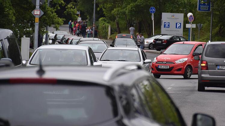 Das tägliche "Verkehrschaos" am Klinikum ist groß - Anwohner und Mitarbeiter können ein Lied davon singen.   Fotos: Ronald Rinklef