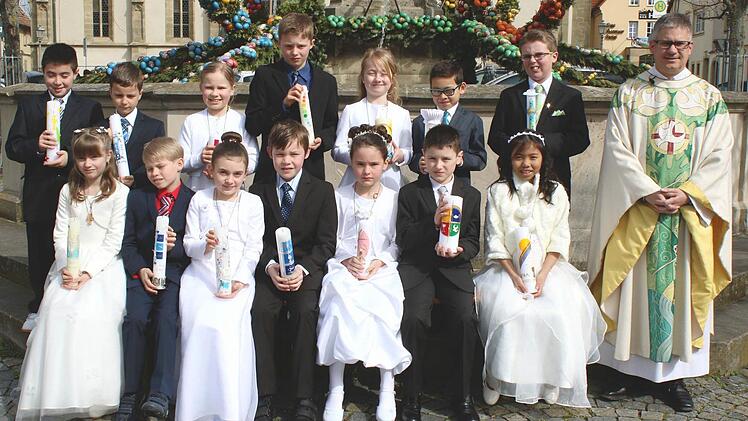 Ha&szlig;furt &mdash; 14 Kinder feierten mit Pfarrer Stephan Eschenbacher in der Pfarrkirche der Kreisstadt einen eindrucksvollen Gottesdienst anl&auml;sslich ihrer Heiligen Kommunion.  Foto: Ralf Naumann