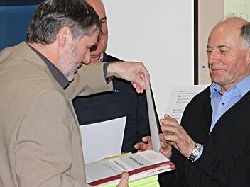 Urkunde aus der Hand von Pfarrer Bernd Grosser (links) hier an Werner Scharpf, der als katholischer Christ in der Ökumene mitarbeitet. Foto: Helmut Will