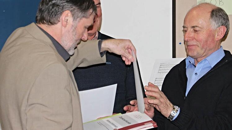 Urkunde aus der Hand von Pfarrer Bernd Grosser (links) hier an Werner Scharpf, der als katholischer Christ in der Ökumene mitarbeitet. Foto: Helmut Will