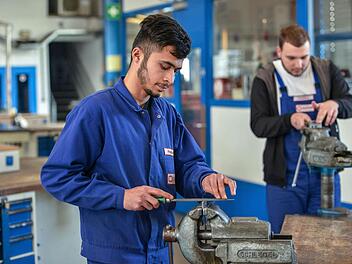 Ausbildung für Flüchtlinge - hier ein Afghane an einer Werkbank in einem Stahlwerk - gehört immer wieder zu den Problemen, mit denen Helfer befasst sind. Foto: epd
