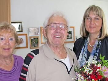 Zweite Bürgermeisterin Birgit Weber überbrachte Heinrich Nebendahl aus dem Wohnquartier Stets am Bach die Glückwünsche der Stadt Coburg zum 90. Geburtstag. Darüber freute sich auch Lebensgefährtin Christa Limmer (links).  Foto: Martin Koch