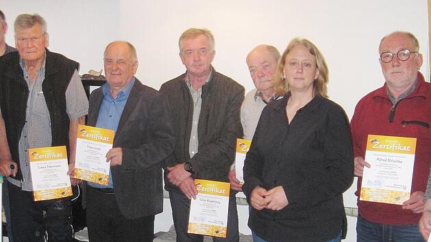 Die Imkerinnen und Imker Petra Geiger, Stefan Feulner, Georg Pabstmann, Hans Jorda, Otto K&uuml;pferlin, Leopold B&ouml;hnlein, Dr. Ina Heidinger, Alfred Krischke und Mike Gro&szlig;mann konnten sich &uuml;ber ihre Zertifikate f&uuml;r ihren Qualit&auml;tshonig freuen.