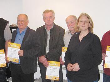 Die Imkerinnen und Imker Petra Geiger, Stefan Feulner, Georg Pabstmann, Hans Jorda, Otto Küpferlin, Leopold Böhnlein, Dr. Ina Heidinger, Alfred Krischke und Mike Großmann konnten sich über ihre Zertifikate für ihren Qualitätshonig freuen.