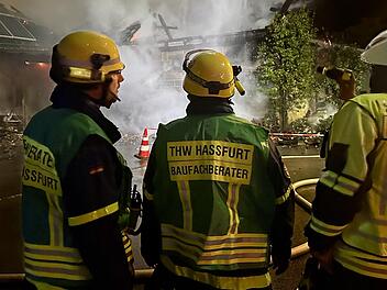 Wenn es brennt, ist ihr Wissen gerfragt: Die Experten der Feuerwehr und des THW stimmen sich ab. THW/Licha