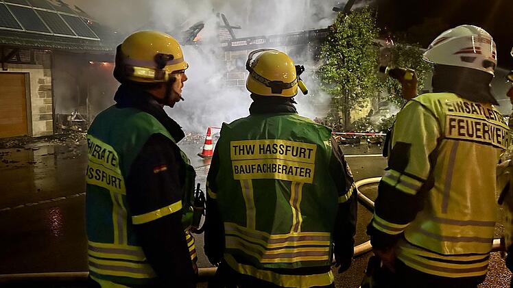Wenn es brennt, ist ihr Wissen gerfragt: Die Experten der Feuerwehr und des THW stimmen sich ab. THW/Licha