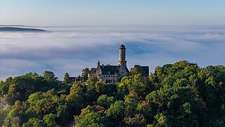 Bamberg im Nebelmeer: Bezaubernde Eindrücke vom Herbstanfang Über den Nebel ragt die Bamberger Altenburg.