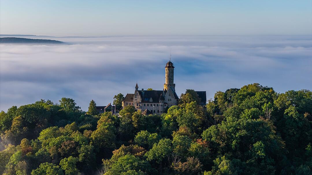 &Uuml;ber den Nebel ragt die Bamberger Altenburg.