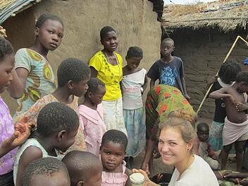 Katrin Lutz hilft beim Backen von Fladen, die in einem Joghurtbecher geformt werden. Fotos: Privat