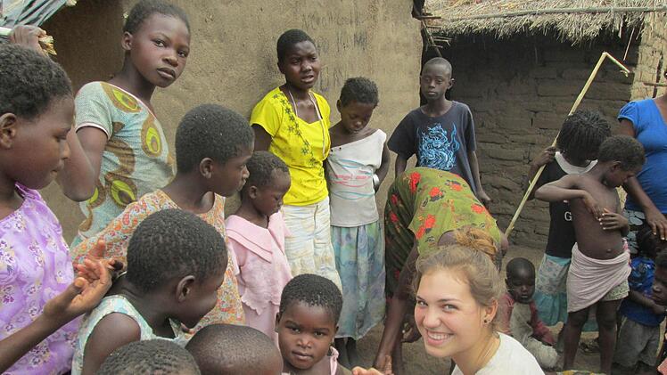 Katrin Lutz hilft beim Backen von Fladen, die in einem Joghurtbecher geformt werden. Fotos: Privat
