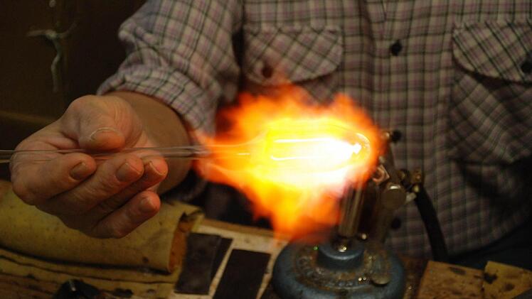 Fingerspitzengefühl beim Hantieren mit der 1000 Grad heißen Flamme
