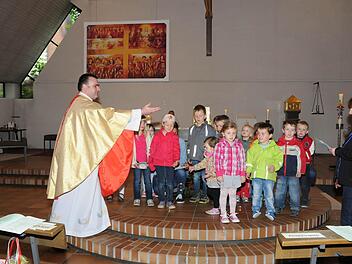 Sichtlich erfreut war Pfarrer Michal Osak als die Kinder vom Kindergarten St. Elisabeth das Lied anstimmten: "Ich schenk dir einen Regenbogen", und kleine Geschenke überreichten. Foto: Michael Kraus