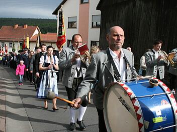 Mit einer Parade zum Festgottesdienst eröffnet die Feuerwehr Premich ihr Jubiläum. Foto: Gabriele Sell