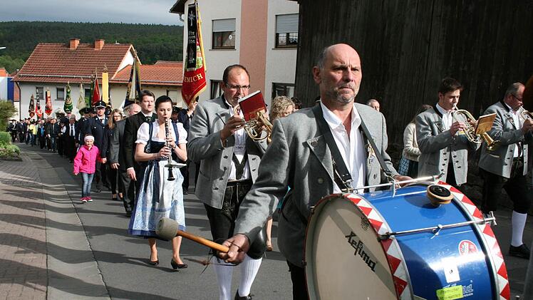 Mit einer Parade zum Festgottesdienst eröffnet die Feuerwehr Premich ihr Jubiläum. Foto: Gabriele Sell