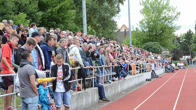 Impressionen vom Spiel des 1. FC Nürnberg (weiße Trikots) gegen die Würzburger Kickers (2:2). Foto: Jürgen Schmitt
