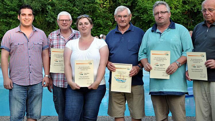 Am Rande des Sommerfests zeichnete FW-Vorsitzender Maximilian Neeb (links) verdiente Mitglieder des "Bürgerblocks" aus. Das langjährige Vorstandsmitglied Willi Hollfelder (Mitte) wurde zum Ehrenmitglied ernannt. Urkunden für ihre 20-jährige Mitgliedschaft nahmen Ewald Bauer, Anja Fischer, Heinrich Paul und Waldemar Raab (von links) entgegen.Foto: Bettina Knauth