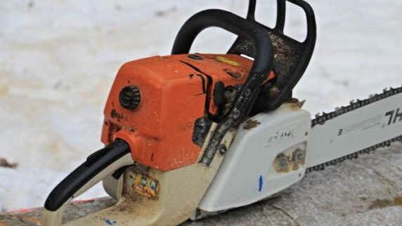 Wichtiges Arbeitsmittel ist die Motorsäge