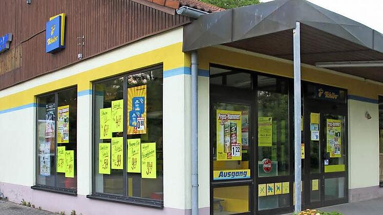 Trotz vieler Hinweise auf die Überwachungssysteme des Edeka-Marktes versuchte ein bislang unbekannter Täter am Dienstagabend während des Fußball-Länderspiels der Deutschen einen Überfall. Er scheiterte an der Resolutheit und Besonnenheit des Personals. Foto: Ralf Kestel
