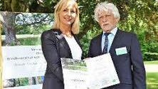 Umweltministerin Ulrike Scharf übergab den Sonderpreis an Klaus Mandery. Foto: Umweltministerium