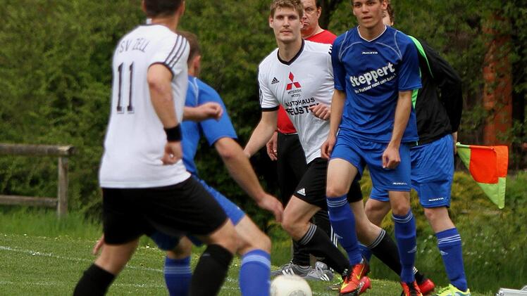 Die Lußberger Oliver Diehm (rechts) und Dominik Keller (Zweiter von links) im Zusammenspiel, dicht bedrängt von den Zellern Marco Häfner (links) und Sebastian Höhn (Zweiter von rechts)