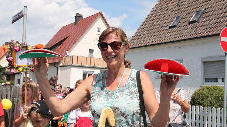 Auch Lehrerin Birgit Baumann, die die 1. Klasse unterrichtet, präsentierte stolz zwei "Froschmäuler". Foto: Stephan Stöckel