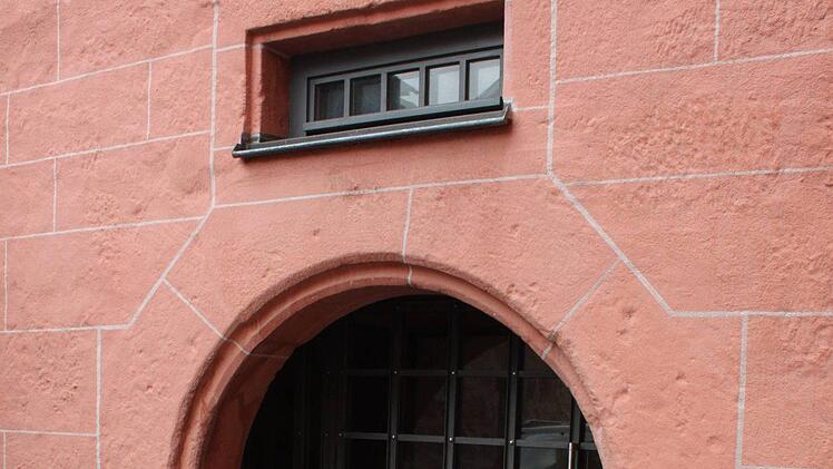 Ein Schild weist den Weg.